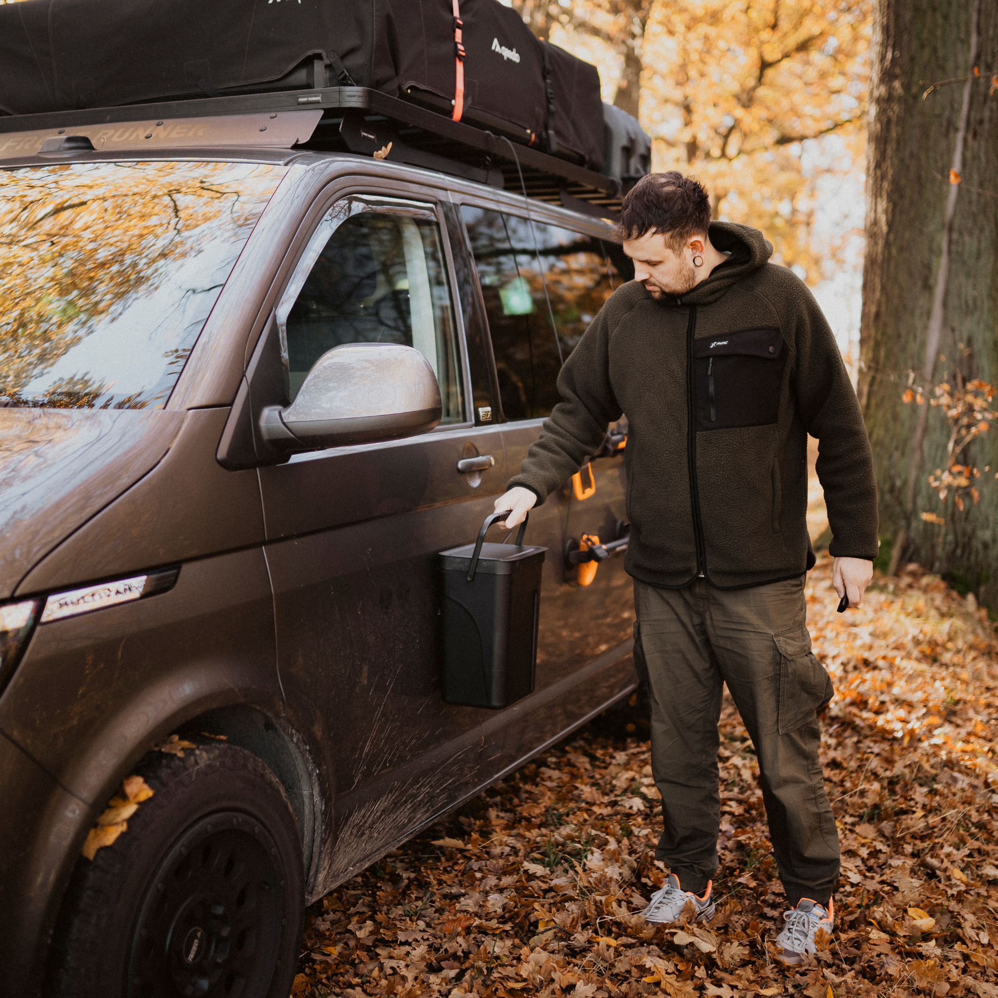 Campnetic magnetischer Mülleimer im Camper-Innenraum als platzsparendes Ordnungssystem