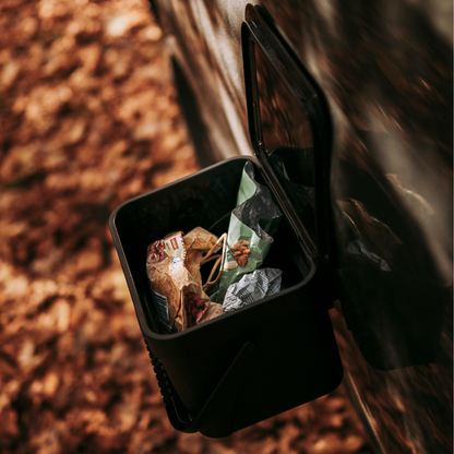 Magnetischer Campnetic Camping-Mülleimer sicher an Wohnmobiltür befestigt