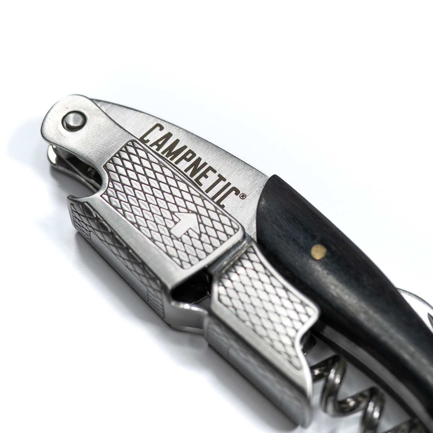 Campnetic Weinöffner direkt am Camper angebracht – praktisches Campingzubehör.