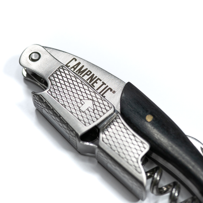 Campnetic Weinöffner direkt am Camper angebracht – praktisches Campingzubehör.