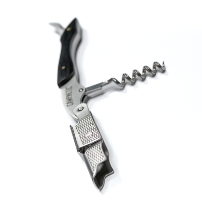 Campnetic Weinöffner im Camper-Lifestyle – ideal für Vanlife, Camping und Outdoor-Abenteuer.