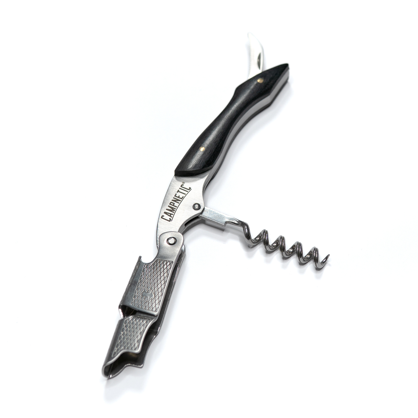 Campnetic Weinöffner während eines gemütlichen Campingabends im Einsatz.