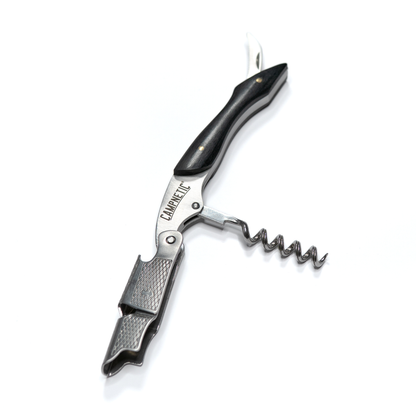 Campnetic Weinöffner während eines gemütlichen Campingabends im Einsatz.