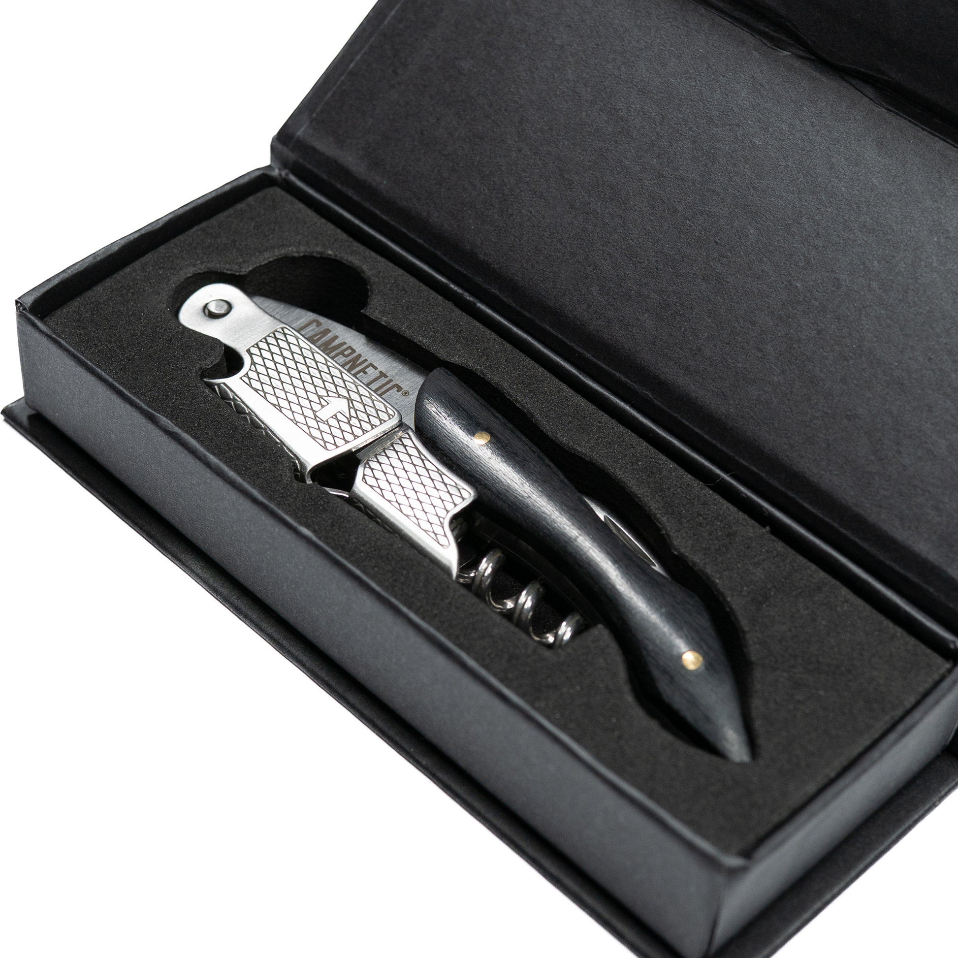 Campnetic Weinöffner auf dem Campingplatz – praktisches Tool für Outdoor-Genuss.