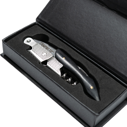 Campnetic Weinöffner auf dem Campingplatz – praktisches Tool für Outdoor-Genuss.