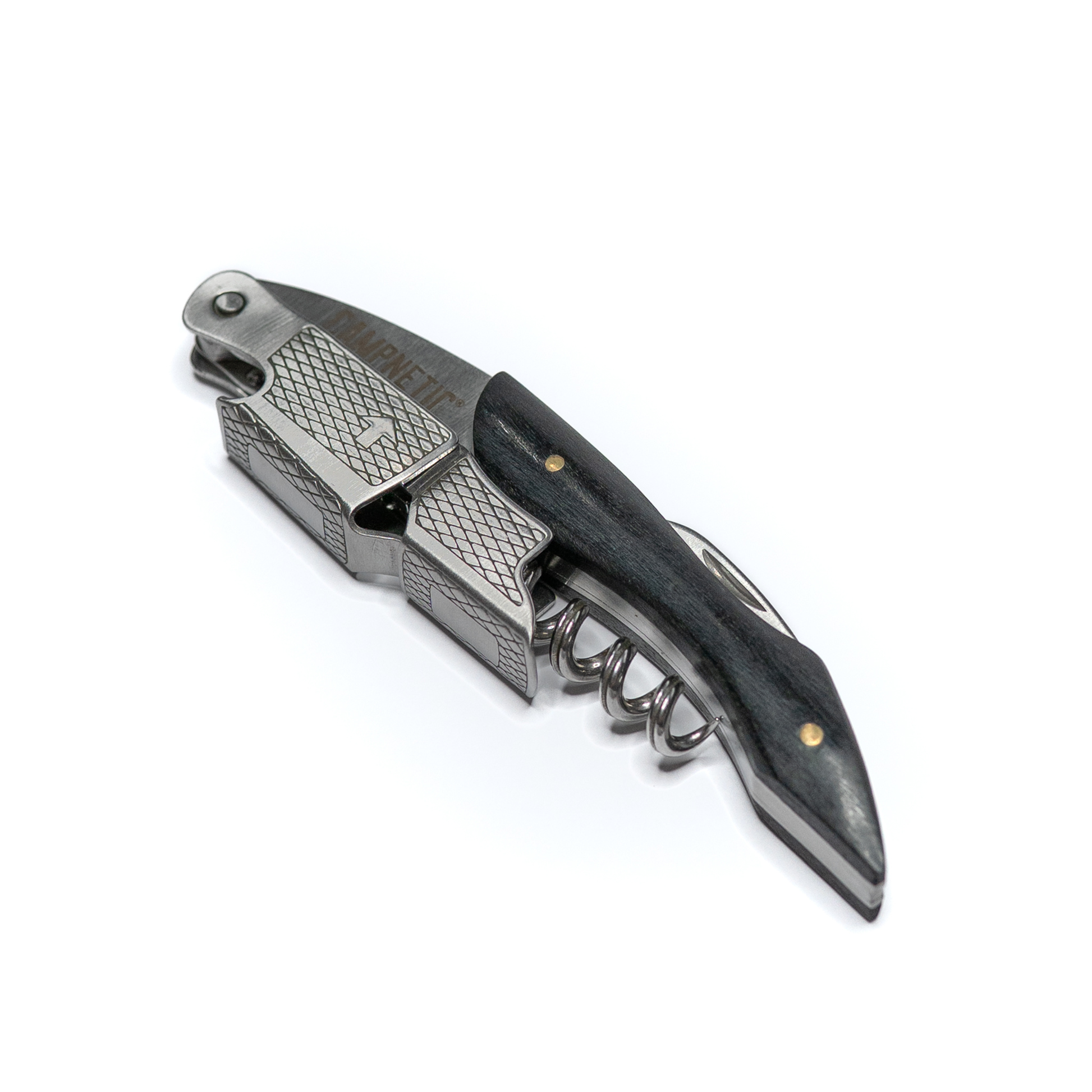 Campnetic Weinöffner beim Öffnen einer Weinflasche – ideal für Campingabende.