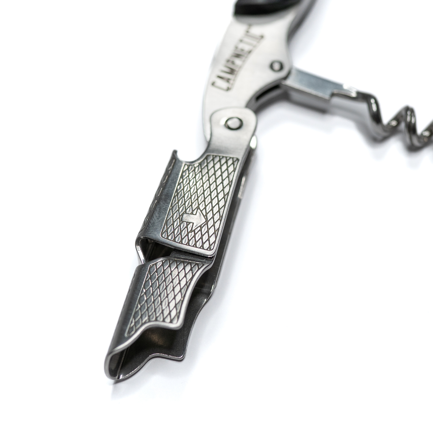 Faltbarer Campnetic Weinöffner – kompakt verstaut für Reisen und Outdoor.