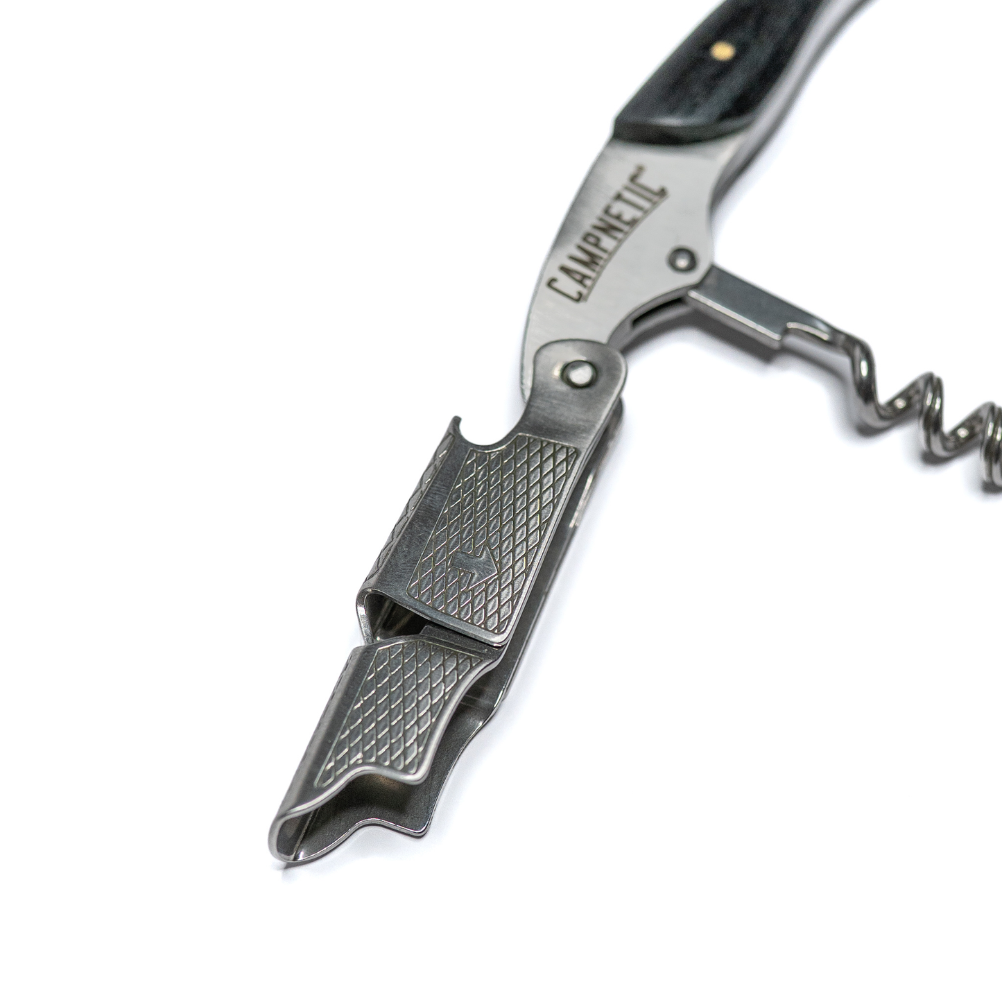 Modernes Design des Campnetic Weinöffners – stilvolles Campingaccessoire.