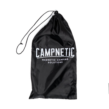 Schwarze Aufbewahrungstasche mit Campnetic Logo für die faltbare Kleiderstange