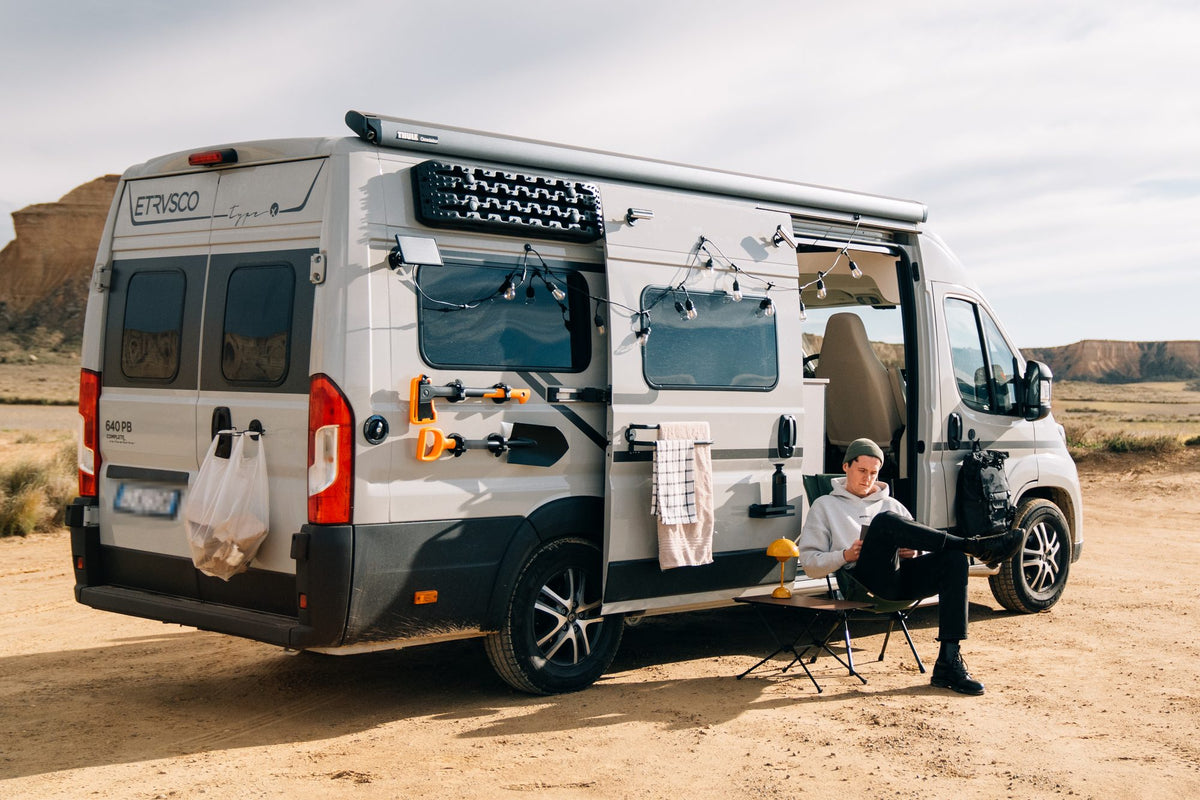 Kastenwagen auf Fiat-Ducato-Basis mit Lichterkette, Sandboards, Werkzeug- und Handtuchhalter mit Magnet an Seitenwand und Schiebetür