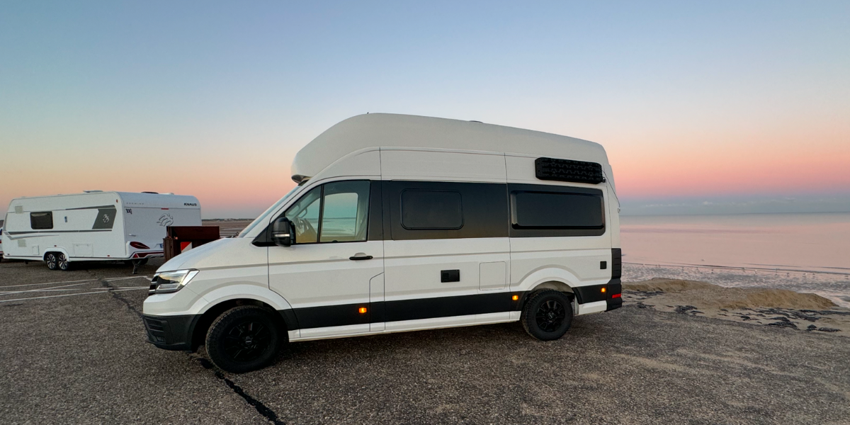 VW Grand California 600 in weiß mit sandboards magnetisch