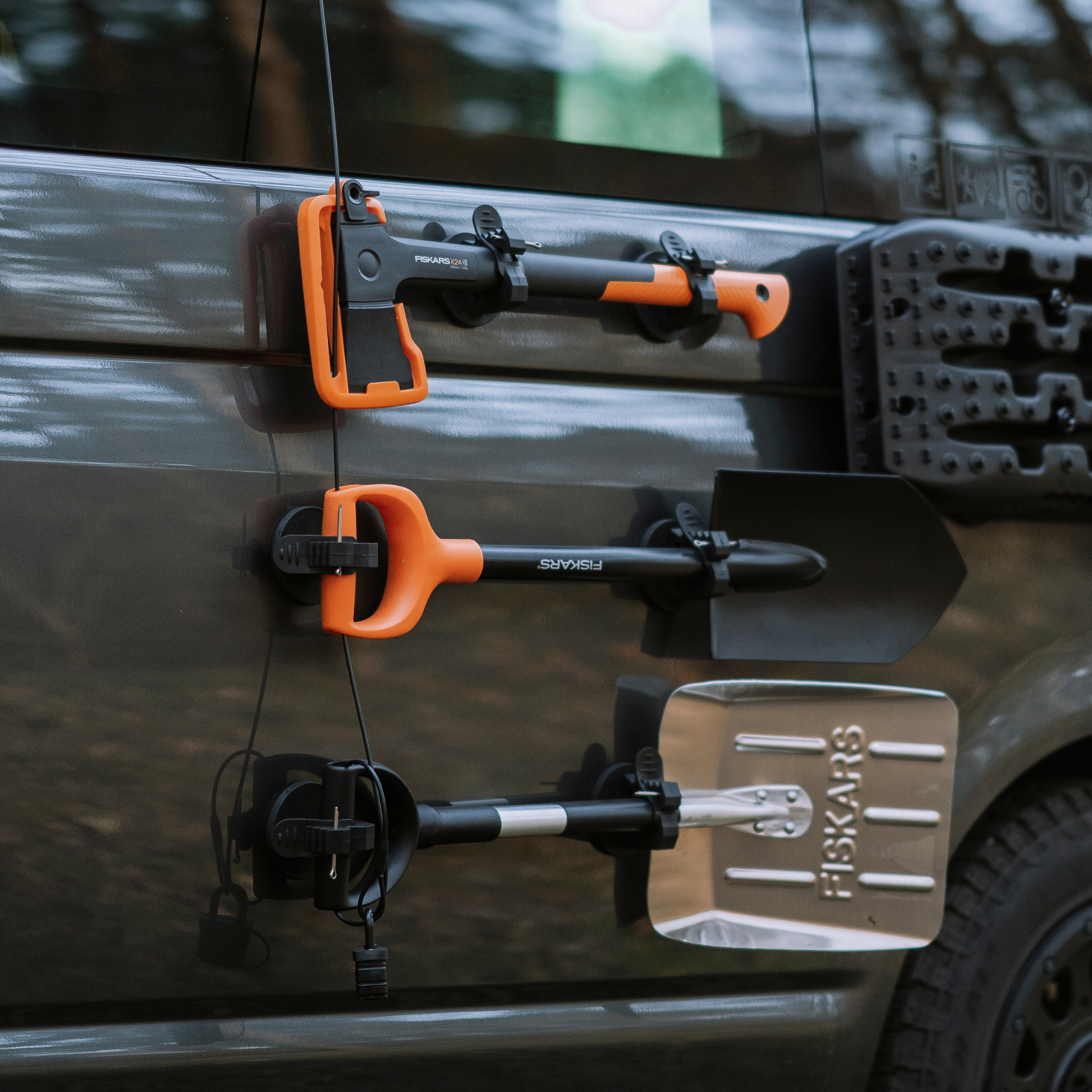 Axt Schaufel Spaten von Fiskars am Camper Van anbringen vw t6.1