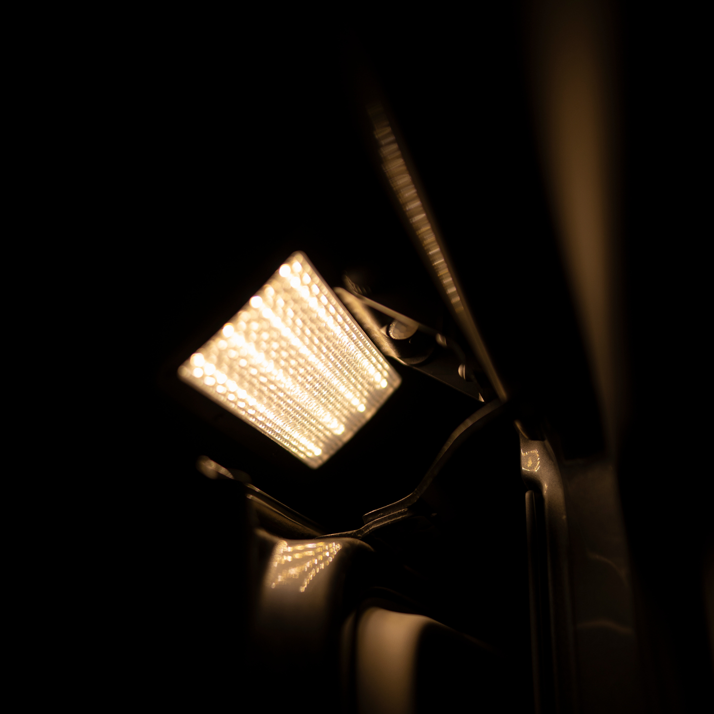 helle Solar LED Leuchte mit Magnetmontage für Camper, Vans und Garten
