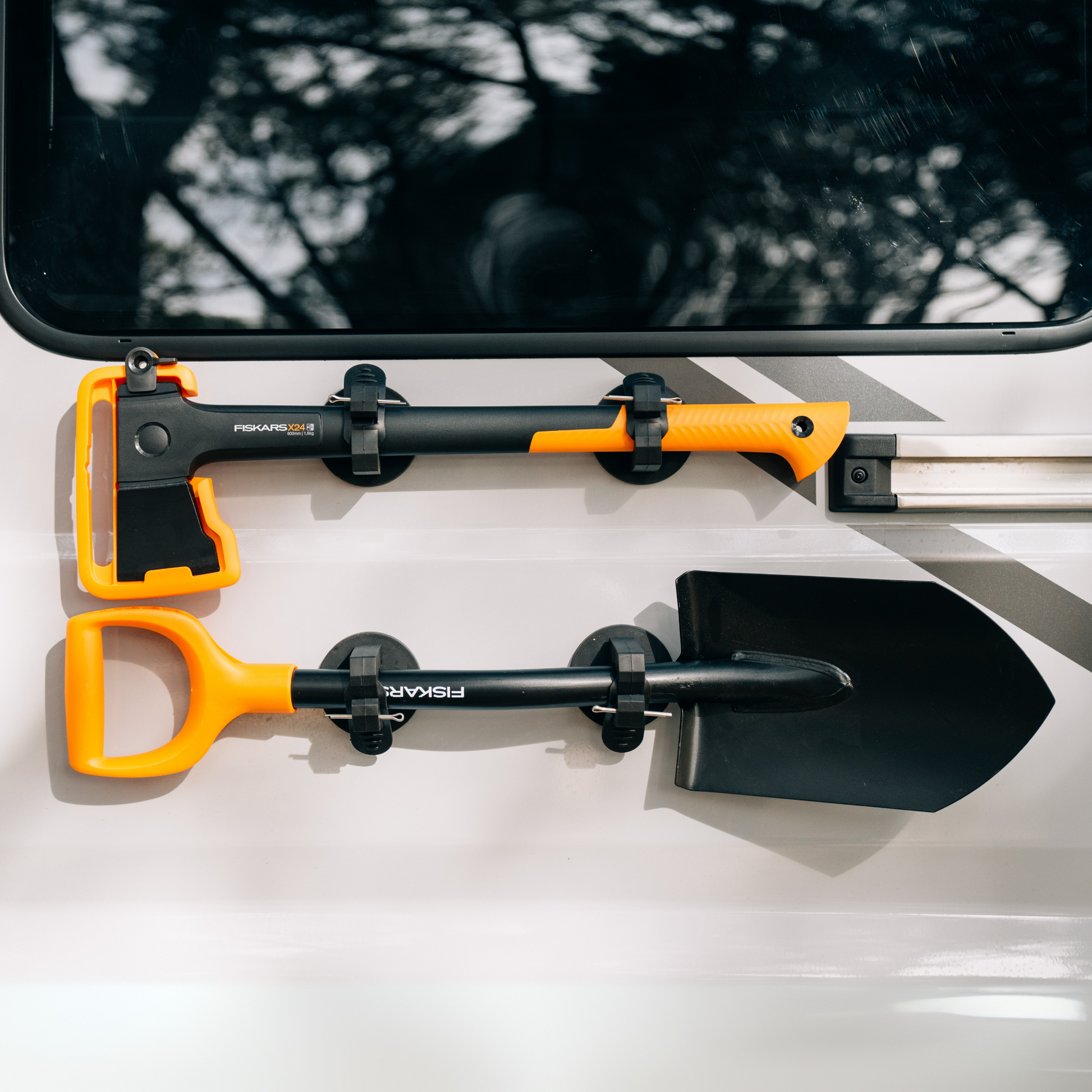 Fiskars Axt Schaufel Spaten anbringen camper van ohne bohren magnetisch
