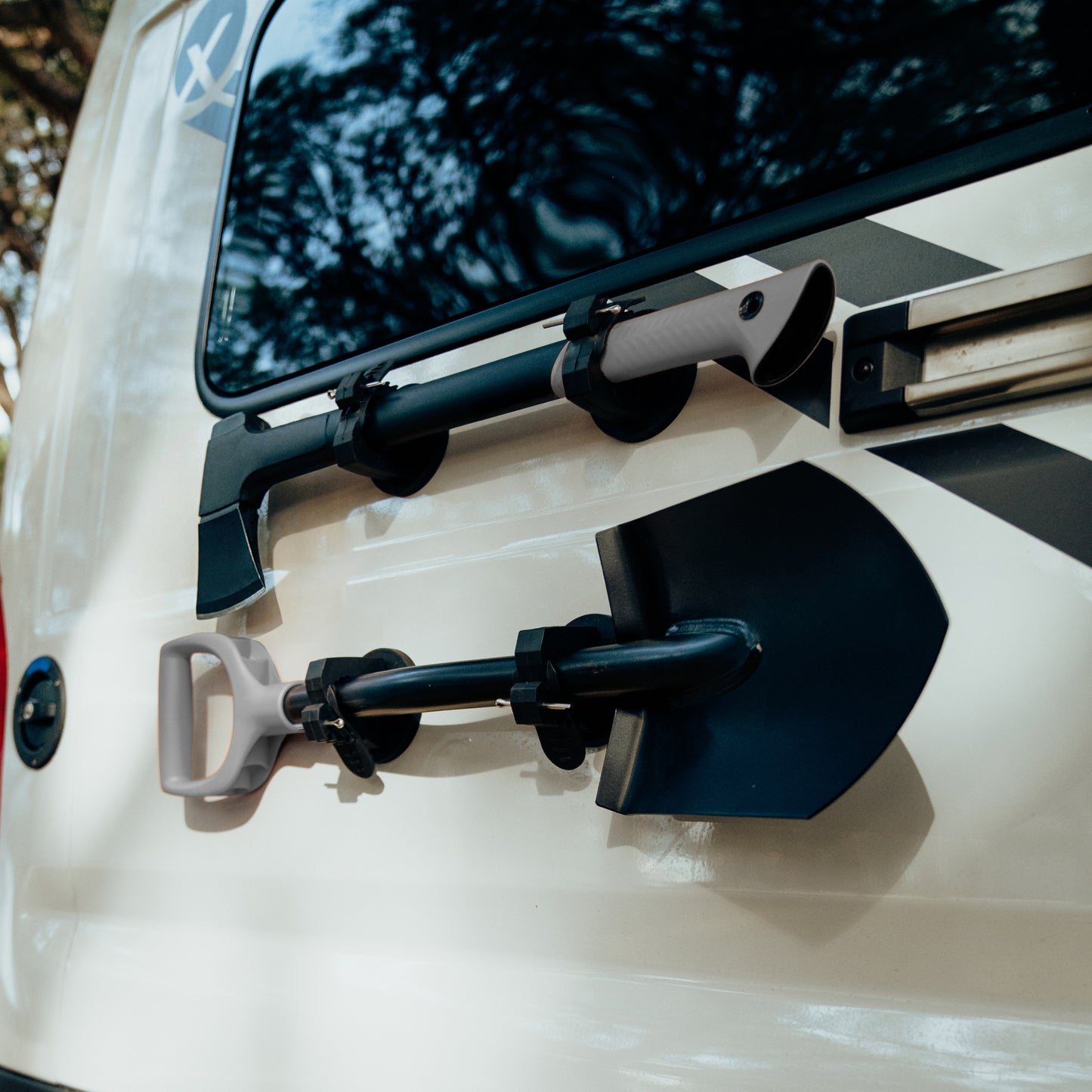 Werkzeughalterung magnetisch schaufel axt spaten fiskars campervan camping offroad bus van