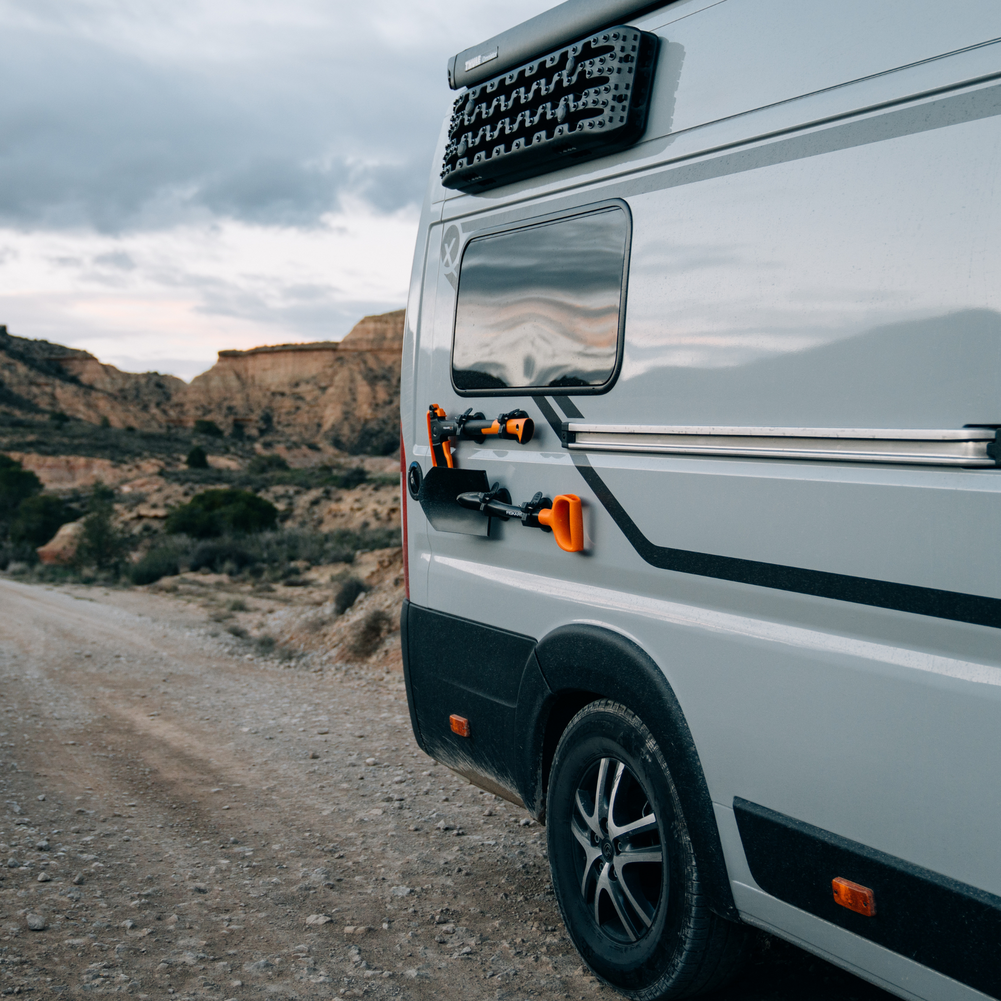 Axt Schaufel Spaten camper van anbringen ohne bohren magnethalterung
