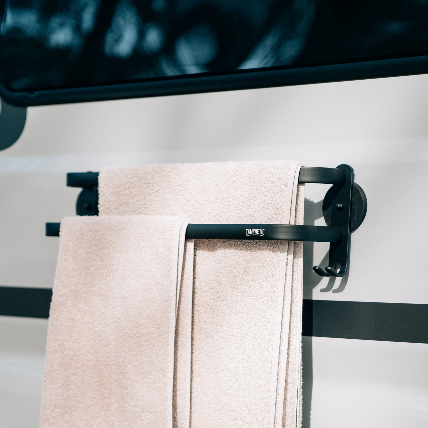 Magnetischer Handtuchhalter für Camper – praktische Geschenkidee für Vanlife Ordnungssysteme