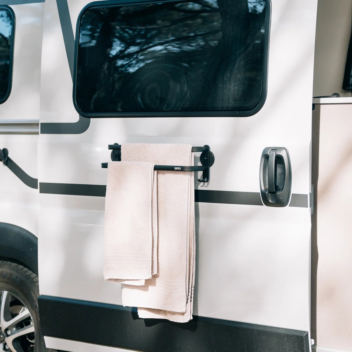 Campnetic magnetischer Handtuchhalter schwarz außen an weißem Fiat Ducato Campervan mit Handtüchern