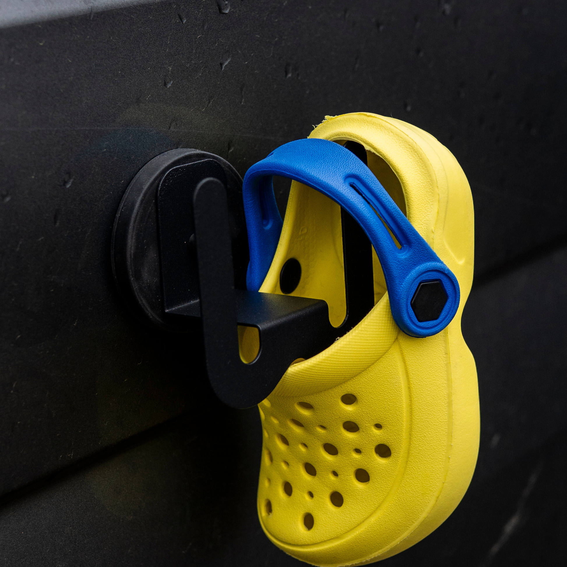 Schuhe magnetisch am Mercedes Sprinter befestigt ohne Bohren