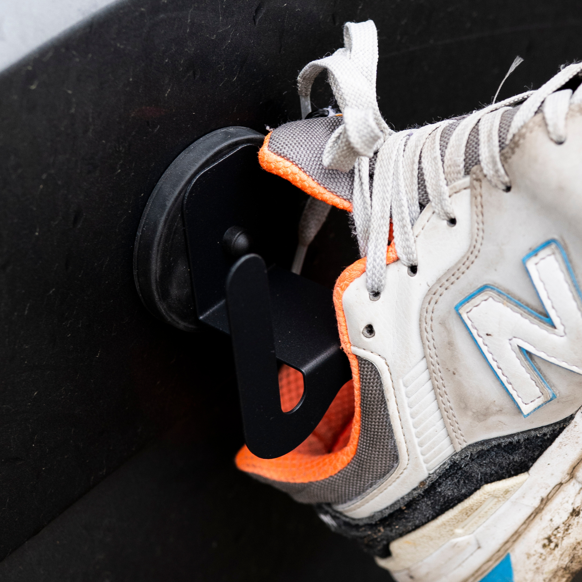Magnetischer Halter für Schuhe an Metalloberflächen im Camper
