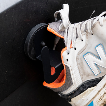 Magnetischer Halter für Schuhe an Metalloberflächen im Camper