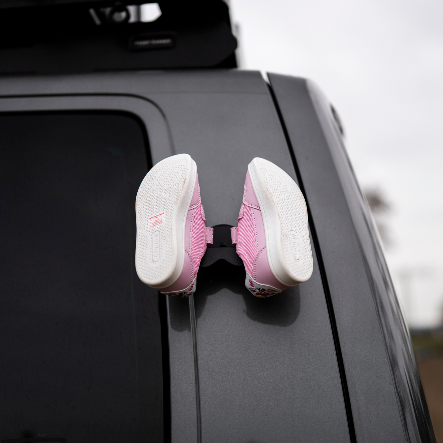 Gummierter Magnet schützt Lack am Camper beim Schuhhalter