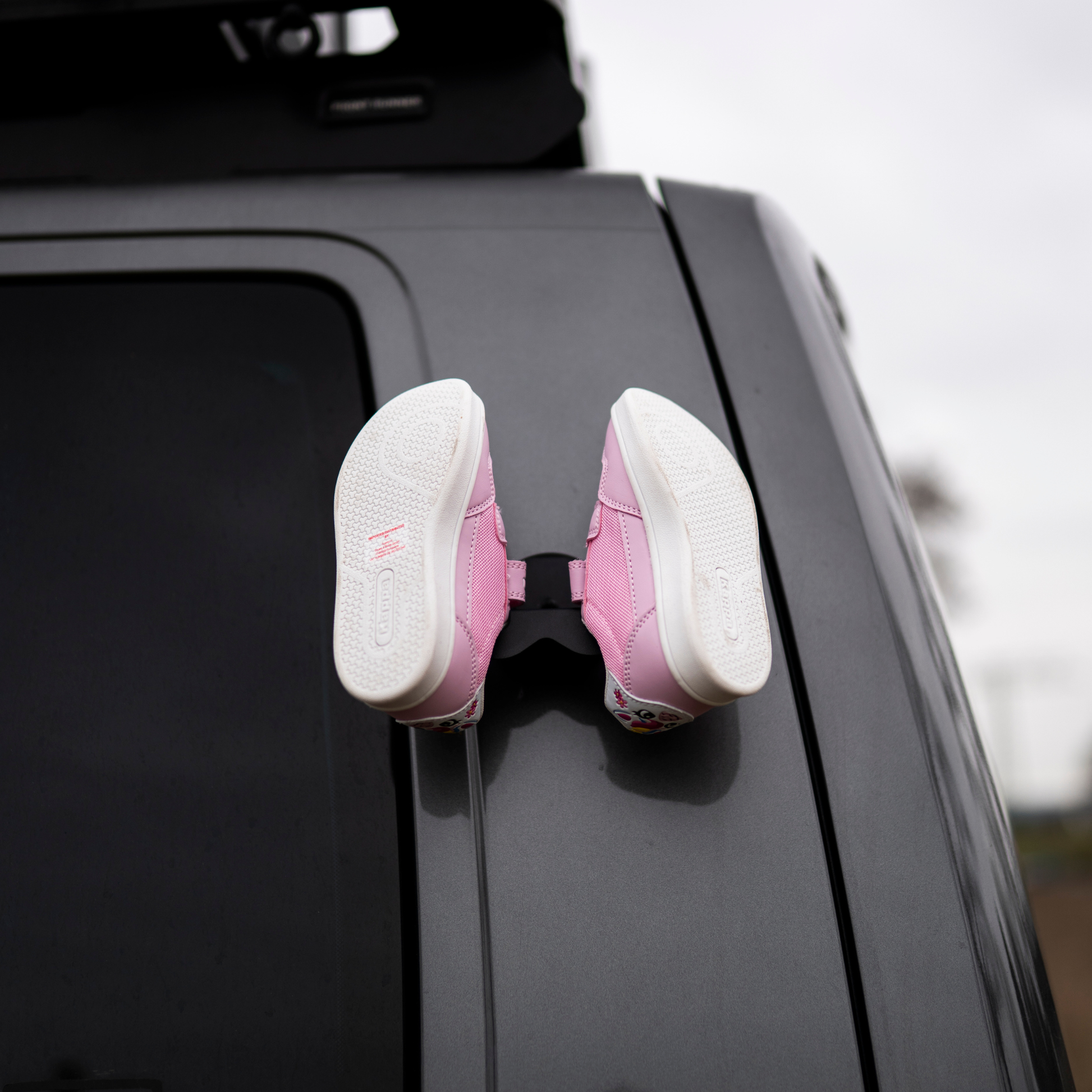 Gummierter Magnet schützt Lack am Camper beim Schuhhalter