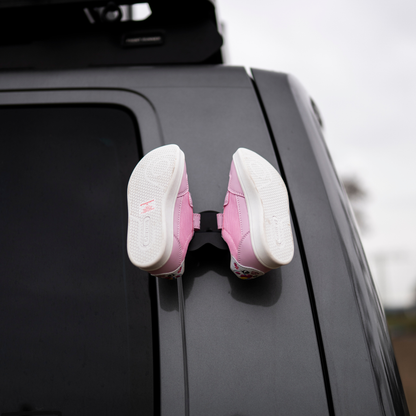 Gummierter Magnet schützt Lack am Camper beim Schuhhalter