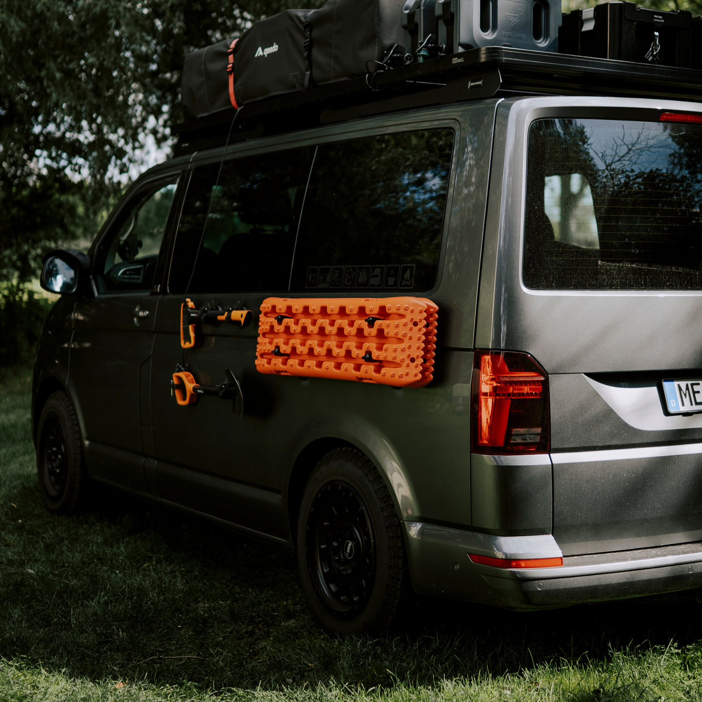 Offroad-Equipment im Einsatz: Campnetic Sandboards als Lifeline im Sand und Gelände