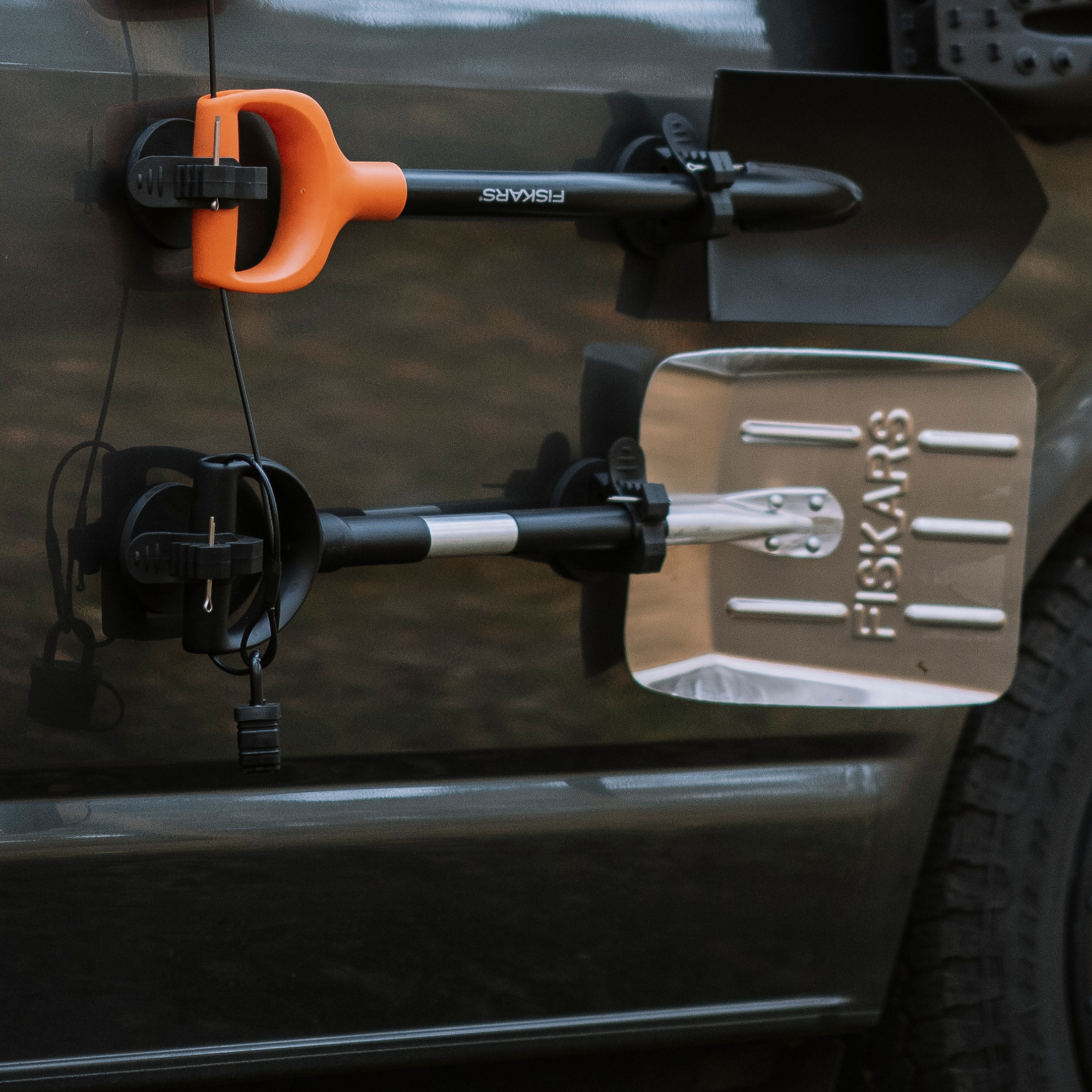 Fiskars snow shovel including magnetic holders - no drilling