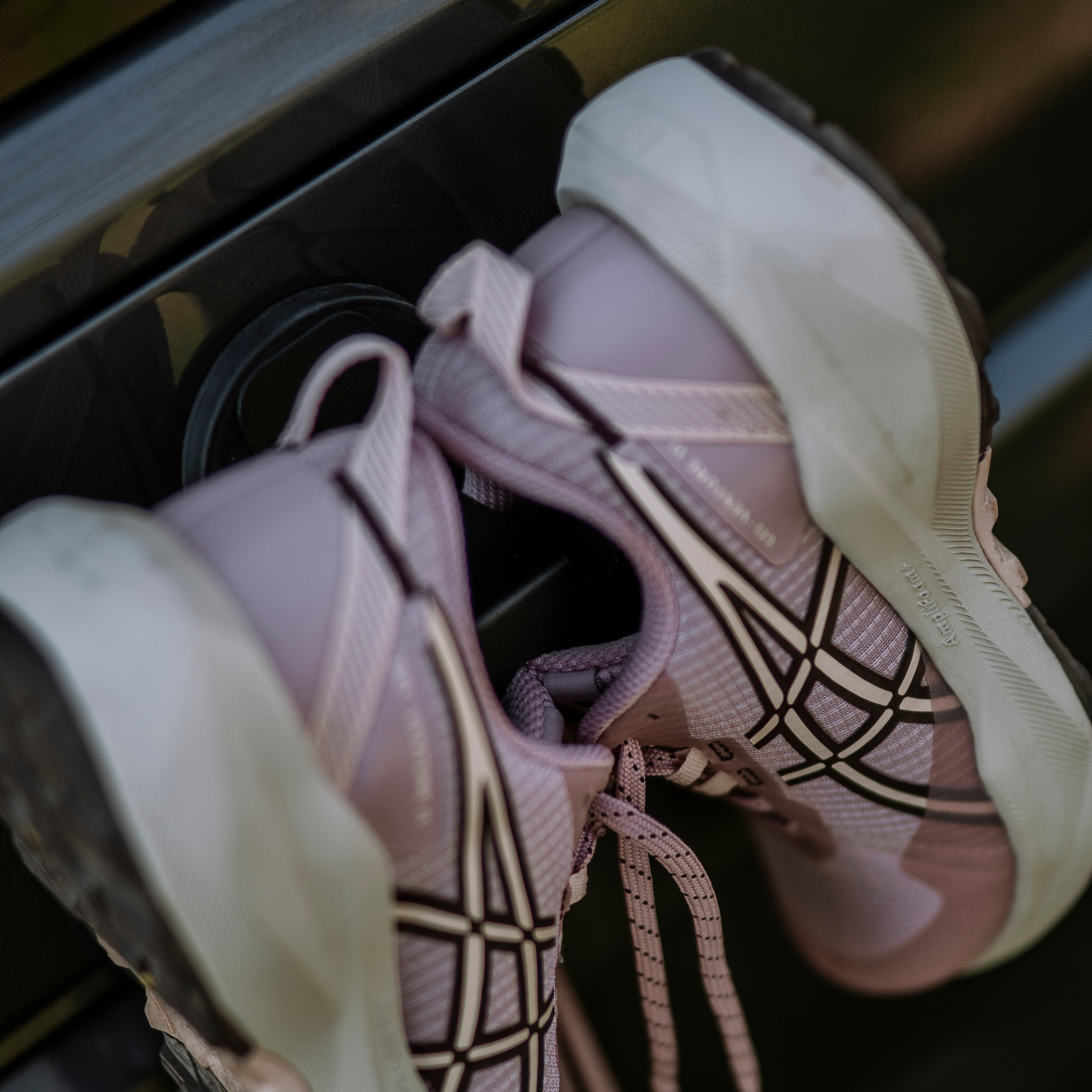 Magnetischer Schuhhalter im Camper Innenraum mit Metallpad