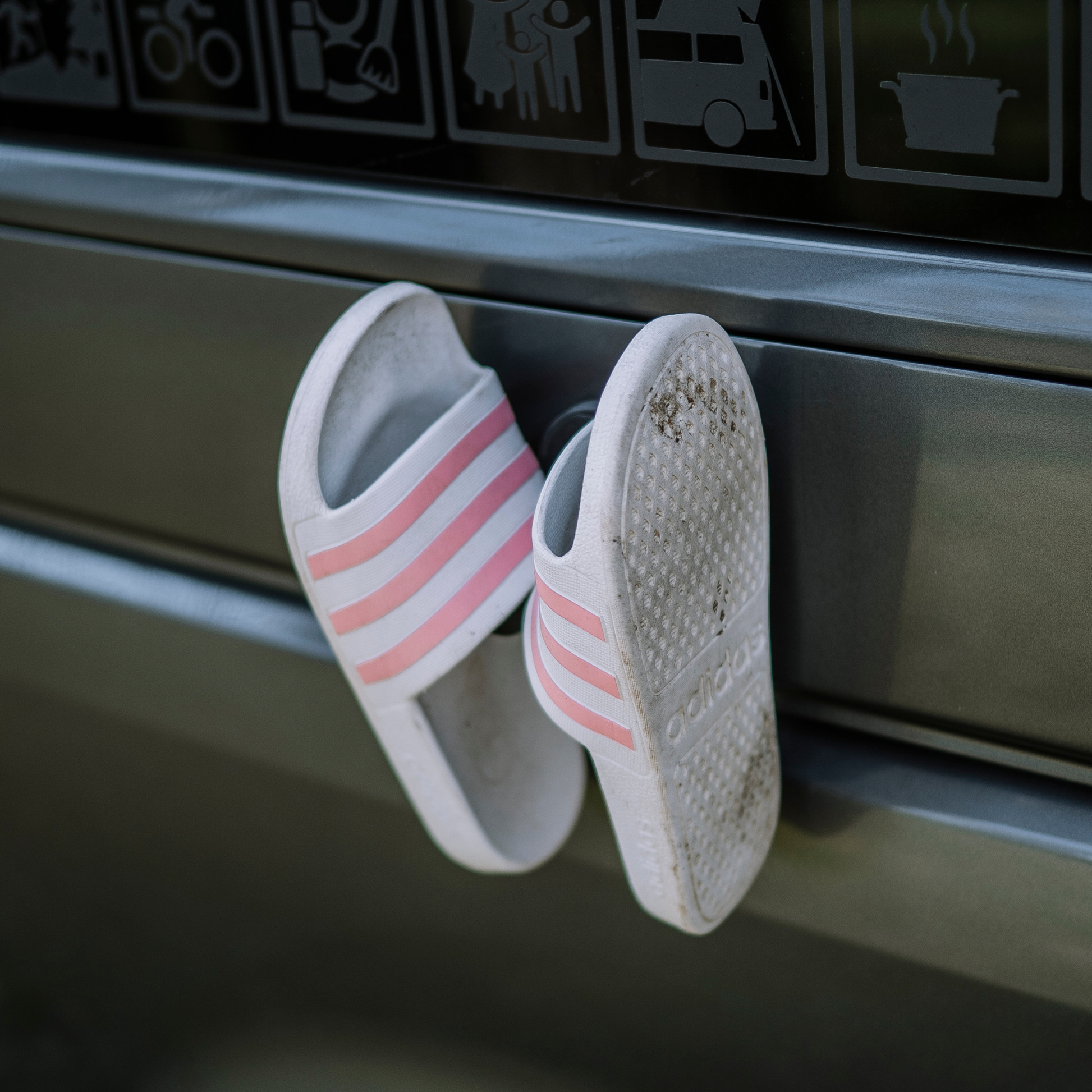 Magnetischer Schuhhalter für Camping am Van befestigt