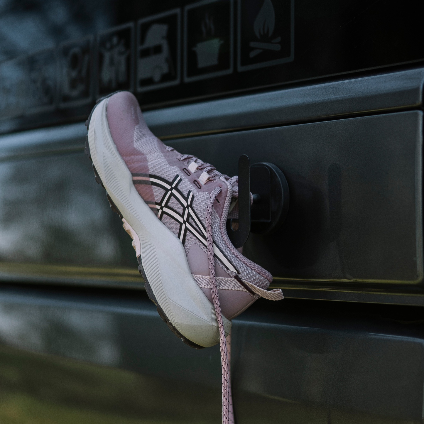 Magnetischer Halter für Sneaker beim Camping