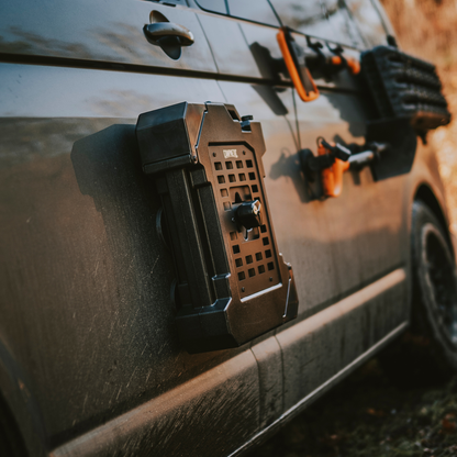 Detailansicht Campnetic Wasserkanister mit Magnet Halterung