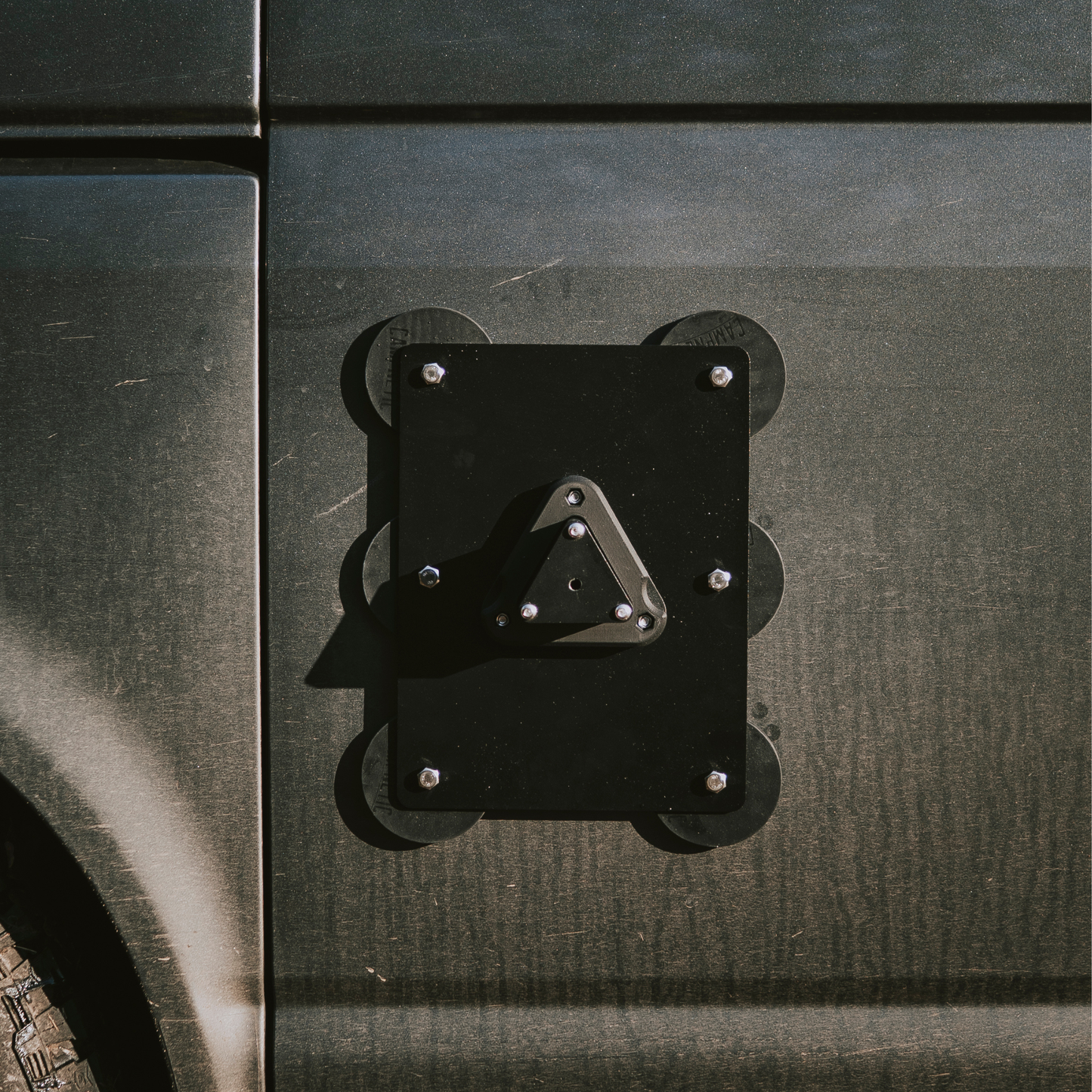 Magnetischer Wasserkanister am Heck eines Vans