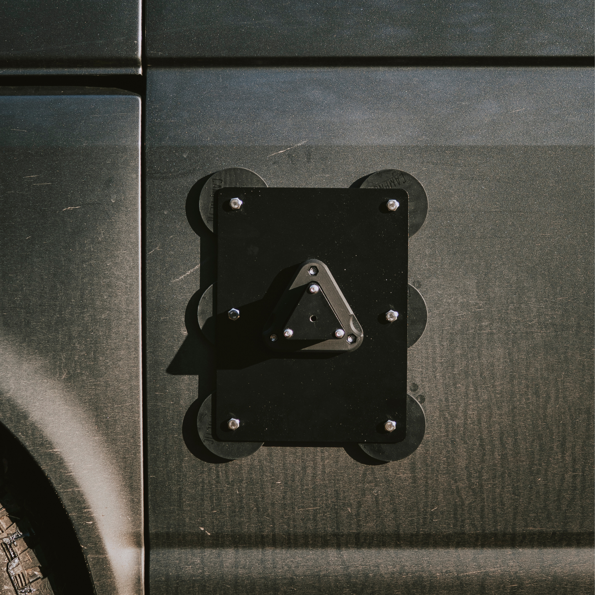 Magnetischer Wasserkanister am Heck eines Vans