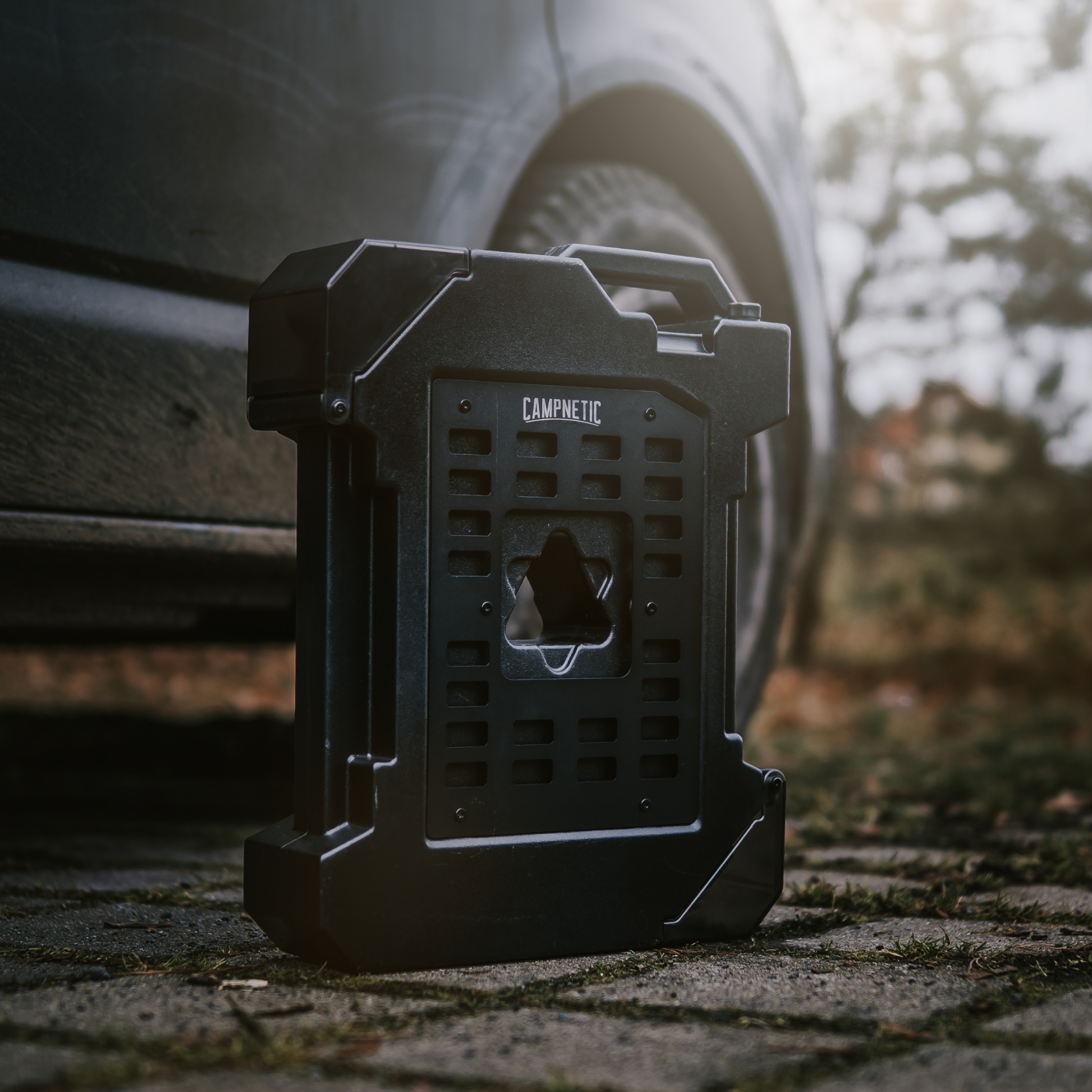 Wasserkanister ohne Bohren magnetisch am Van befestigt