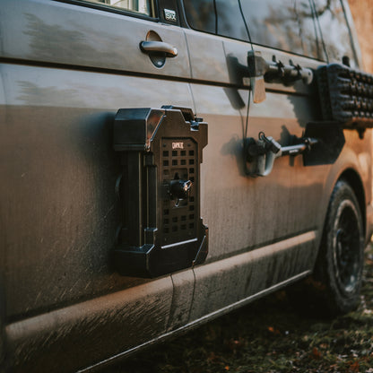 Autarke Wasserversorgung mit magnetischem Wasserkanister im Van