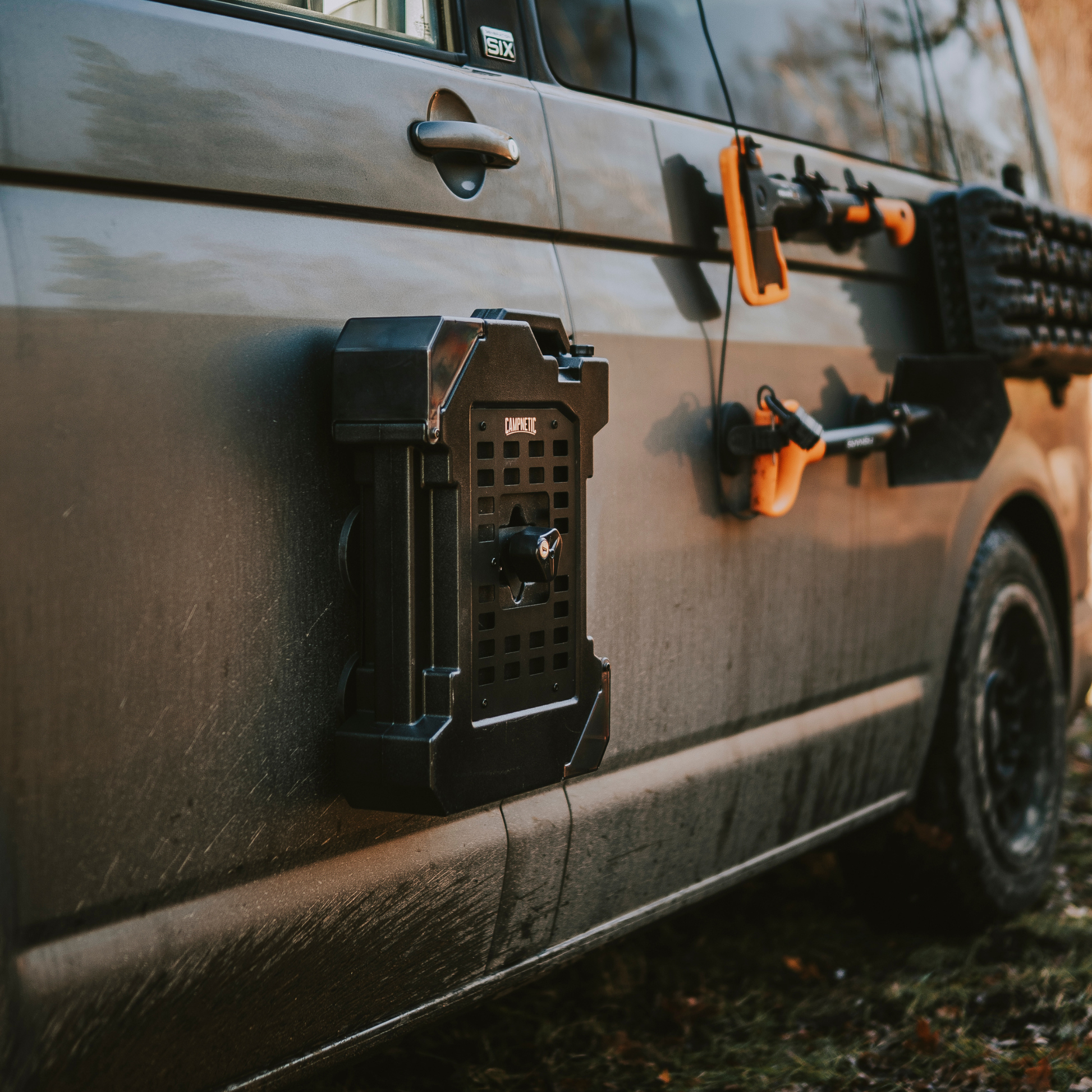 Autarke Wasserversorgung mit magnetischem Wasserkanister im Van